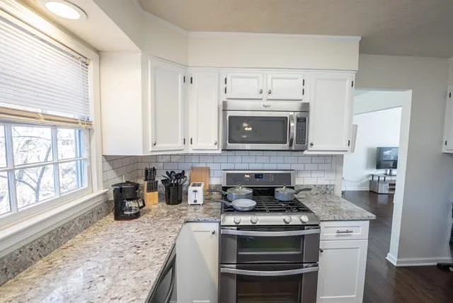 4 bed, 2421 sqft, $5,500 — Photo 3