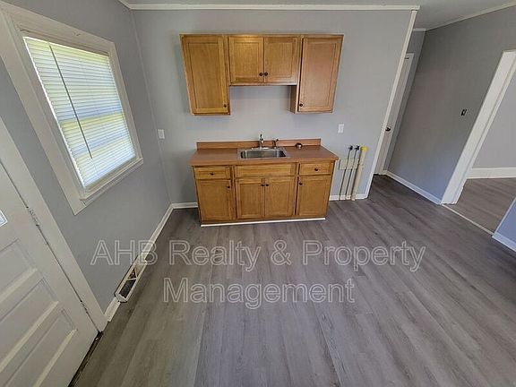 5th image of 1016 Washington St APT A