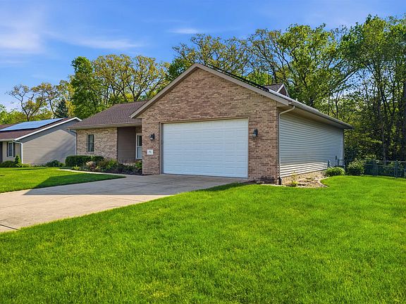 3rd image of 302 Cottonwood Cir