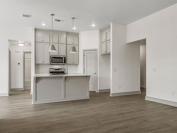 5th image of 424 Haven St