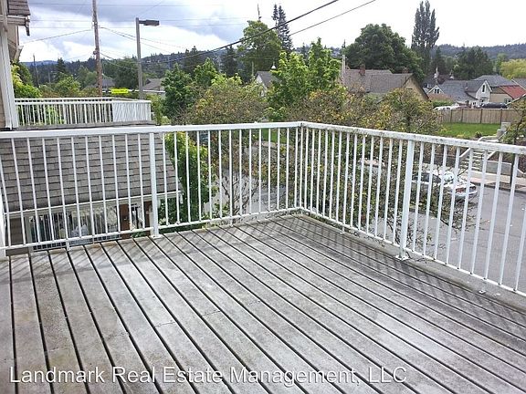 3rd image of 401 Lakeway Dr APT 204