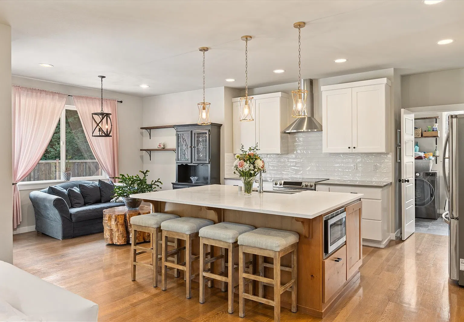 4 Bedroom, set on a level .55-acre lot w/mountain views — Photo 4