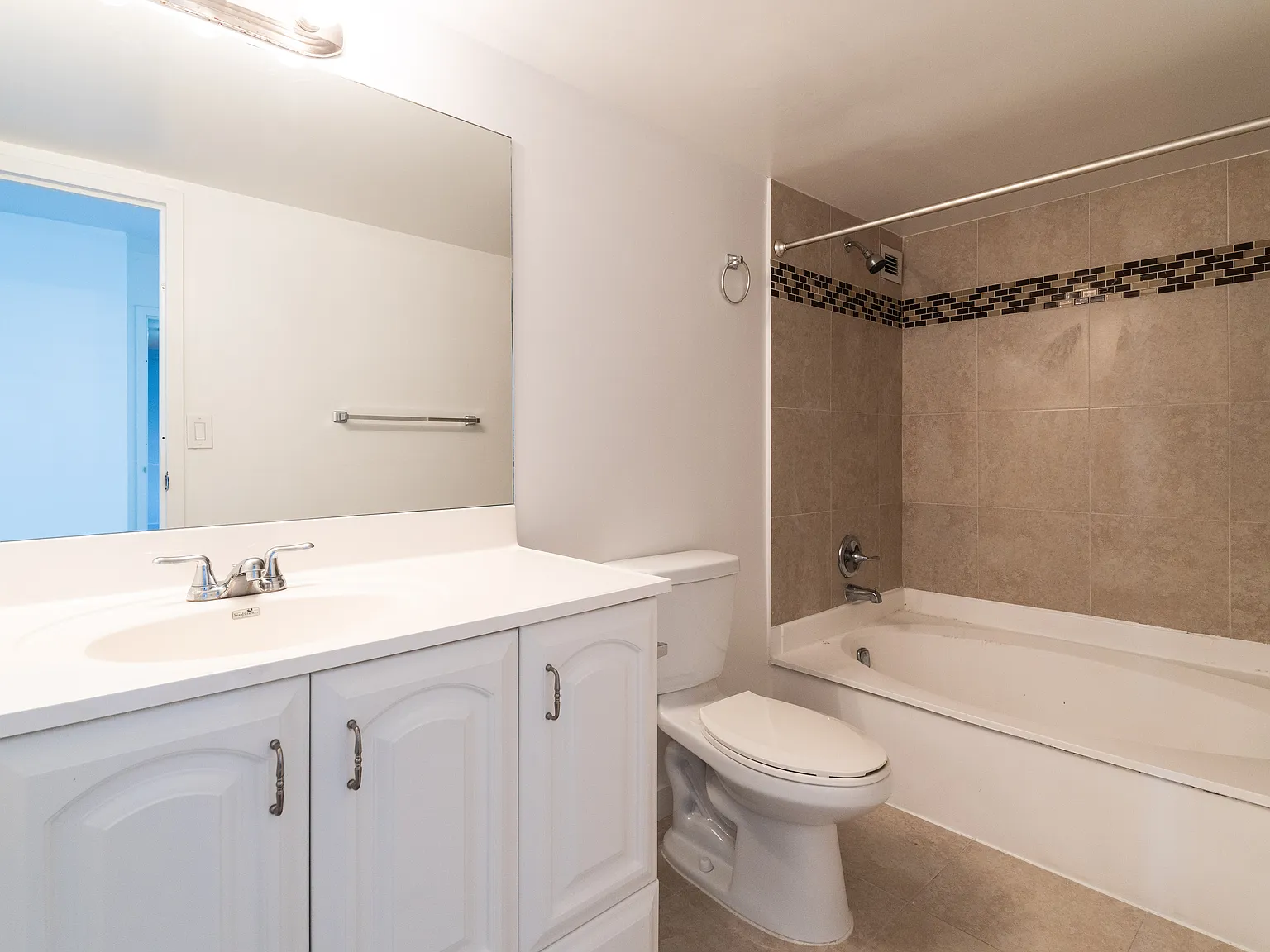 1 bed, 915 sqft, $1,880 — Photo 3