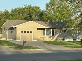 1528 Hill Ave, Grafton, ND 58237