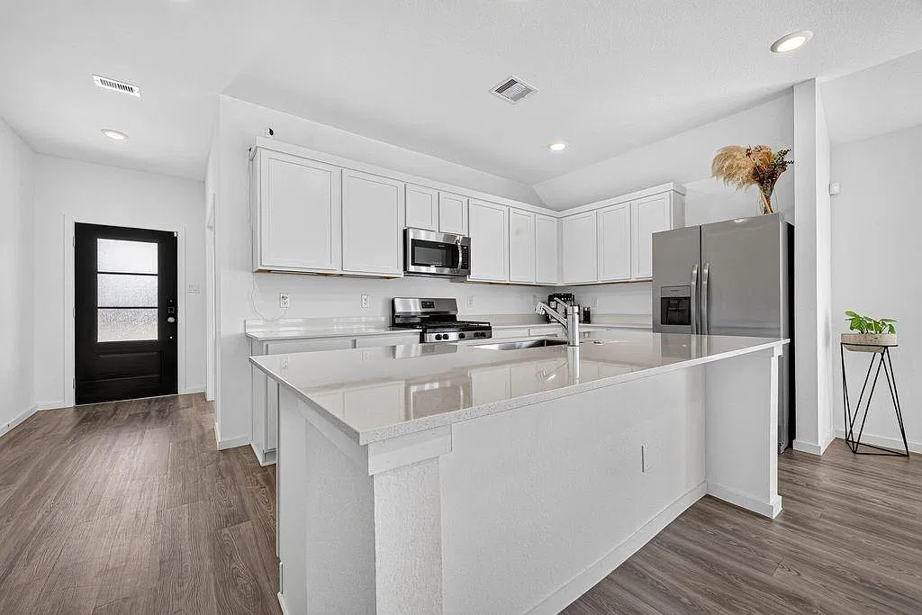4 bed, 2.0 bath, 1949 sqft, $2,450 — Photo 3