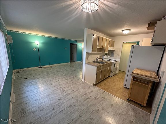 3rd image of 1408 Golden Gate Blvd #H101