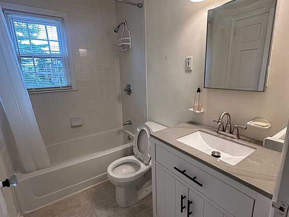 5th image of 52 Robin Rd APT B2