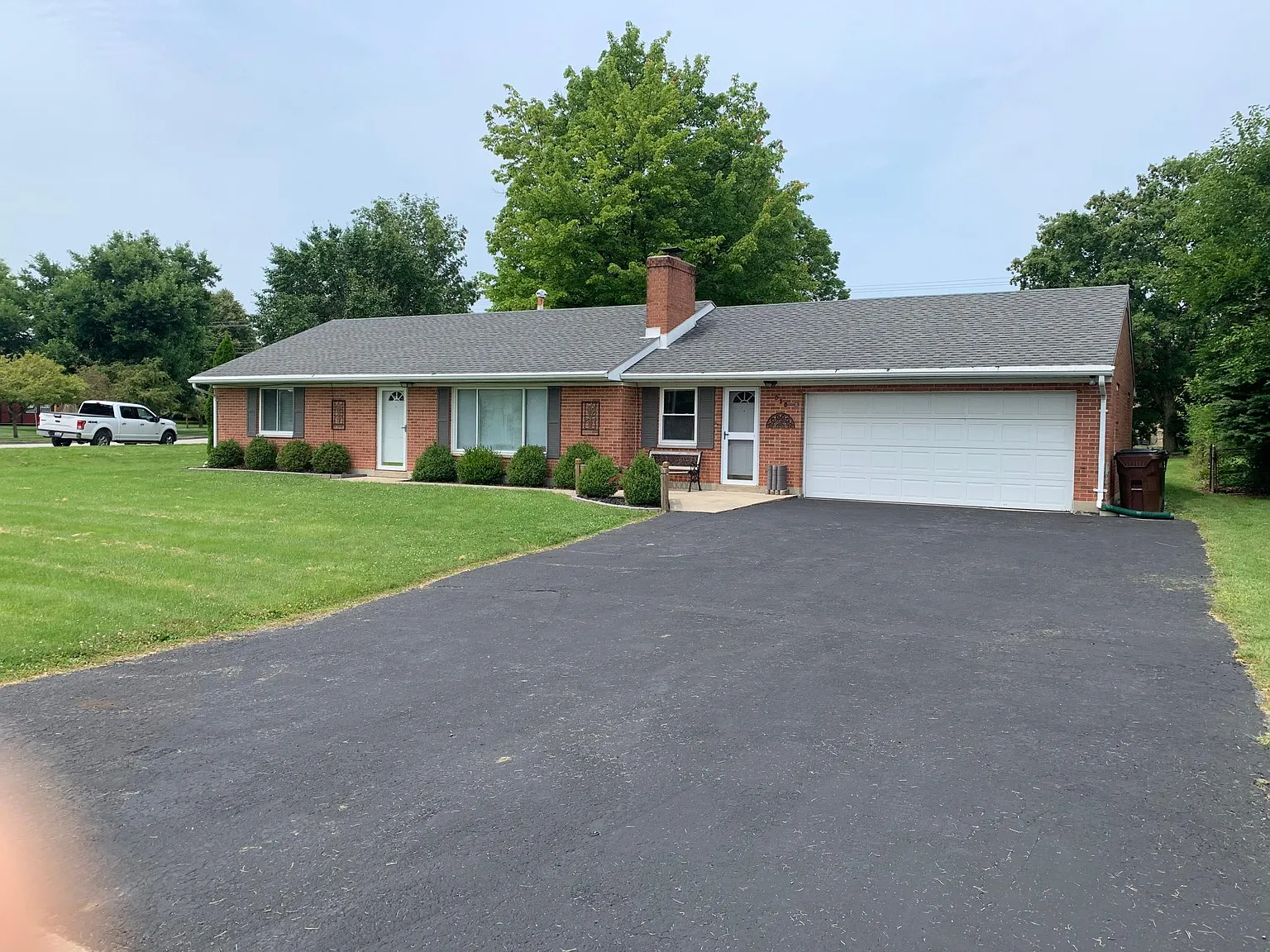 915 Taywood Rd photo 1