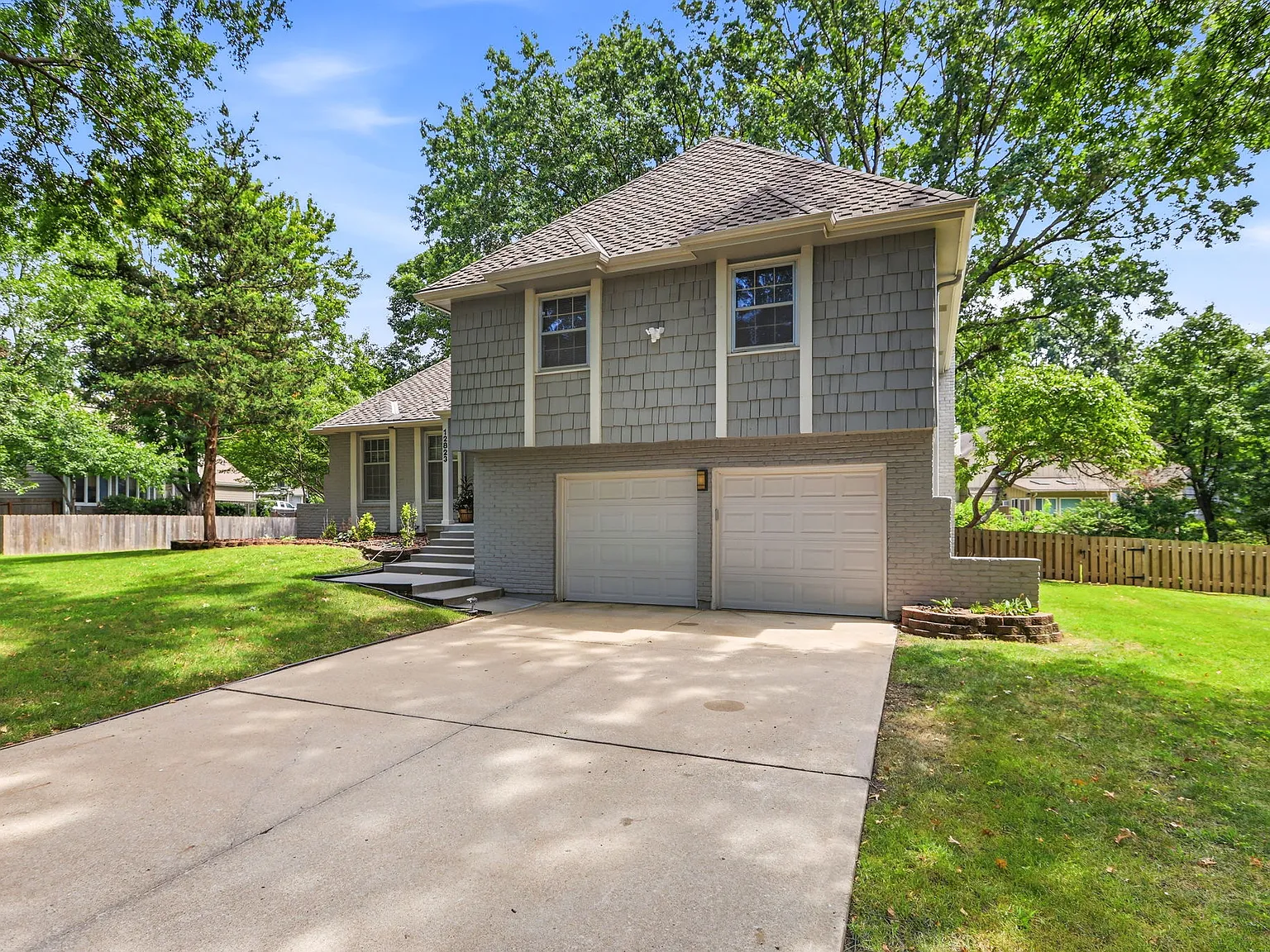 4 bed, 2.5 bath, 2400 sqft, $2,950 — Photo 2