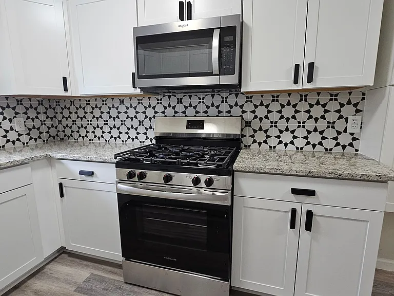 2420 Louise St — Photo 26