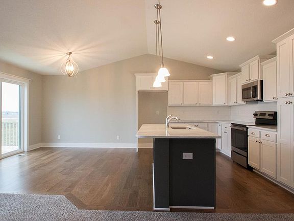 4th image of 690 NW Autumn Crest Dr