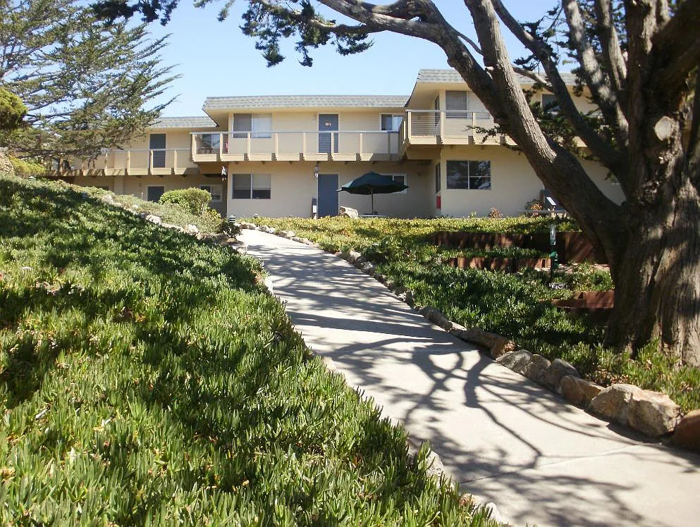 Surfside Apartments — Photo 2