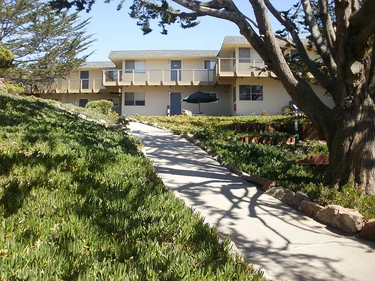 Surfside Apartments — Photo 2
