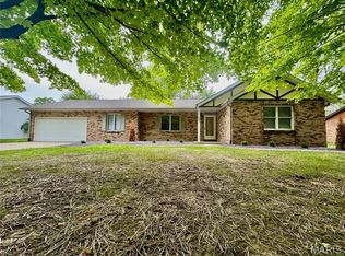 505 Thistle Ln, Swansea, IL