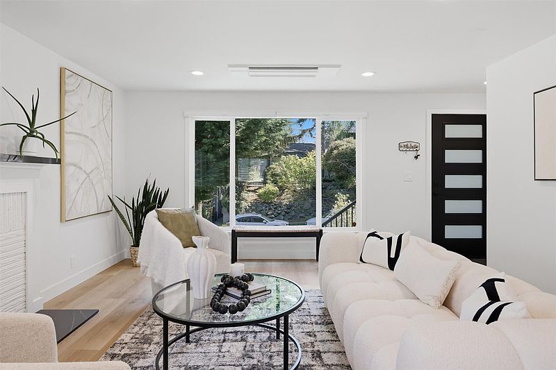 3rd image of 4257 W 33rd Ave W #1