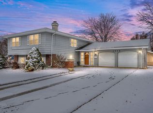 1900 Chippendale Rd, Hoffman Estates, IL 60169