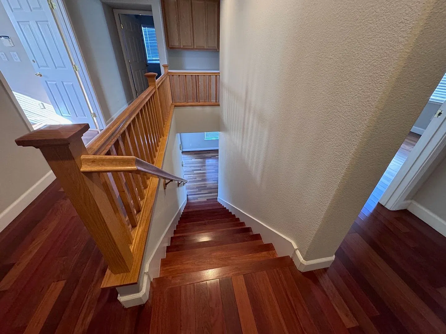 Evergreen home with hardwood floors, generous size, gardener included — Photo 4
