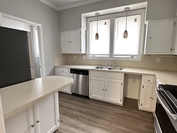 208 Forest View Ct, Winston Salem, NC 27104