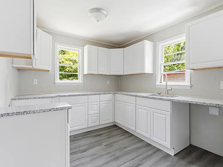 925 Elm St — Photo 16