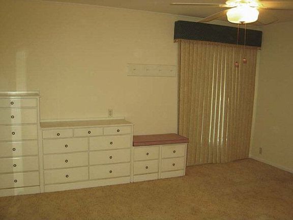 5th image of 215 Dogwood St