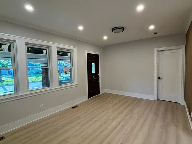 247 S Oakland Grv — Photo 9