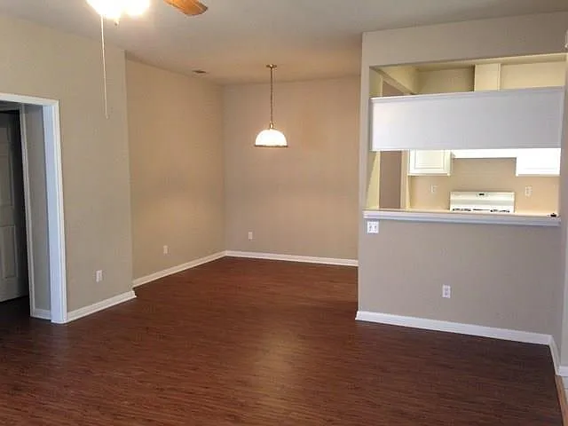 503 Gregory Ct — Photo 4