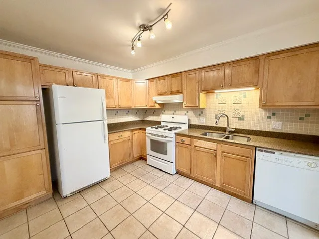 627 Cobblestone Ct — Photo 3