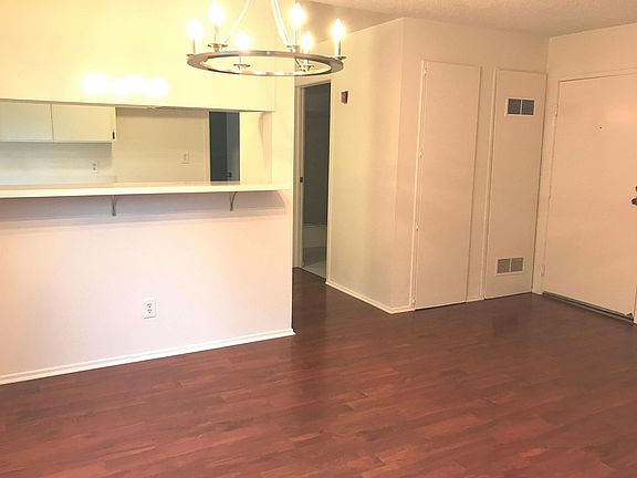 5th image of 4622 Maplewood Ave APT 1