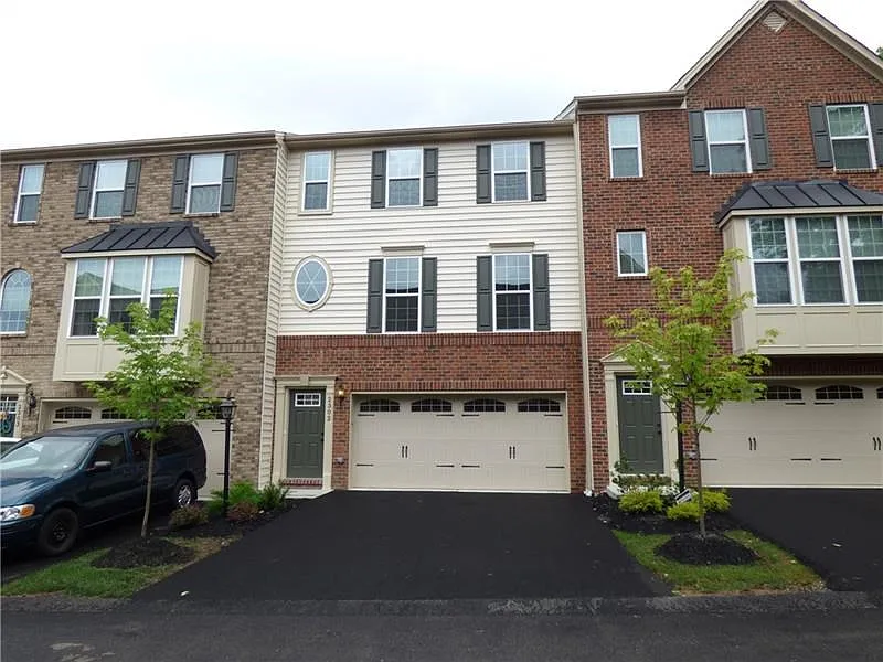 2302 Pointe View Dr