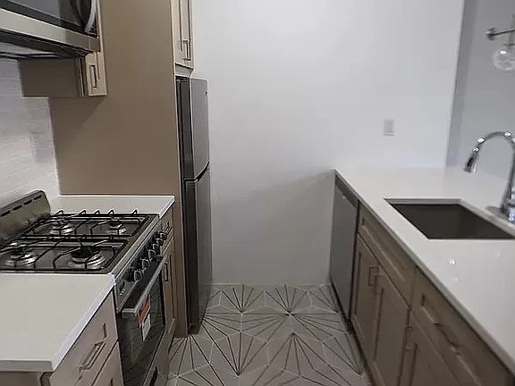 3rd image of 113 W 75th St #5A