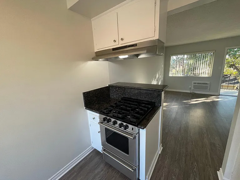 Dorian Apartments — Photo 9