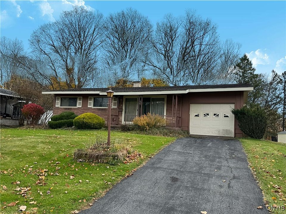 1st image of 18 Cedarbrook Cres