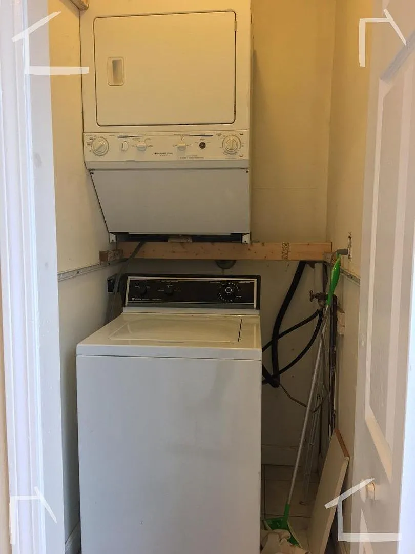 Great 2nd floor 3 bedroom unit, in heart of Brighton — Photo 1