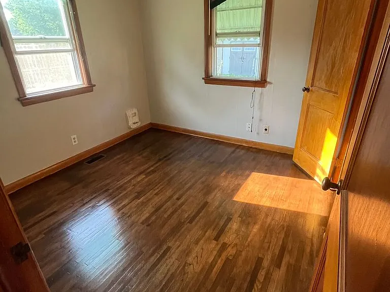 312 S Poplar St — Photo 14