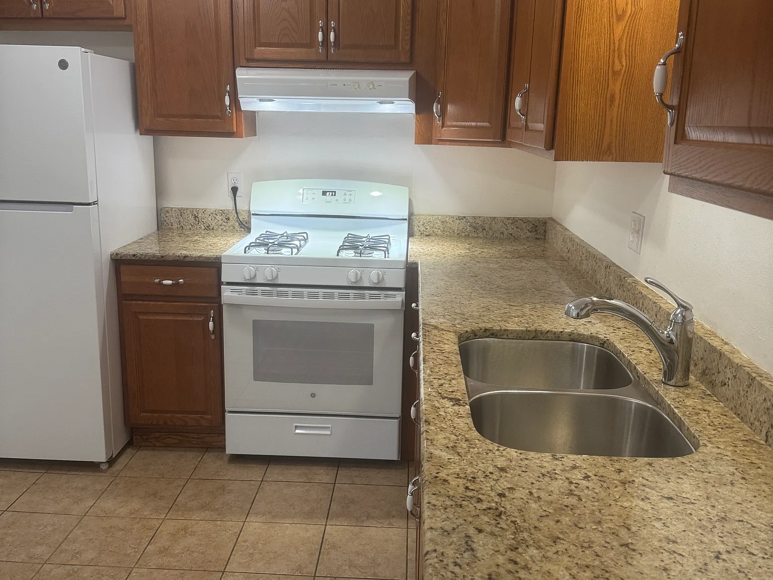 2 bed, 1.5 bath, 1000 sqft, $1,805 — Photo 2