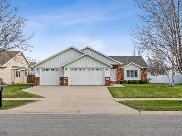 3231 43rd Ave S, Fargo, ND 58104