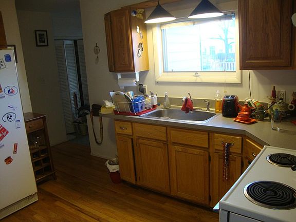 3rd image of 227 W Pearl St