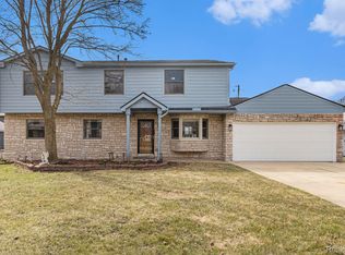 2910 Corinthia Dr, Rochester Hills, MI