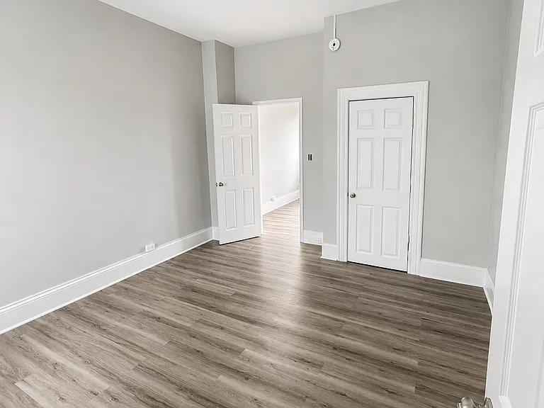 229 S 6th St #4 — Photo 3