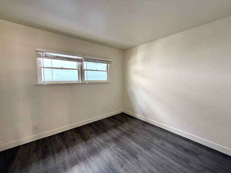 22719 Del Valle St #E — Photo 11