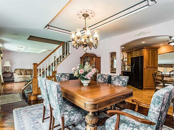 5th image of 46 Arlyn Dr E