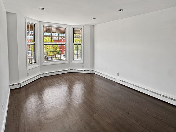 LIVING ROOM (UN-STAGED)