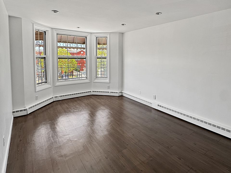 LIVING ROOM (UN-STAGED)