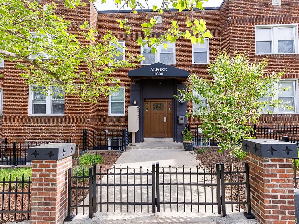 1220 Holbrook Ter NE #202