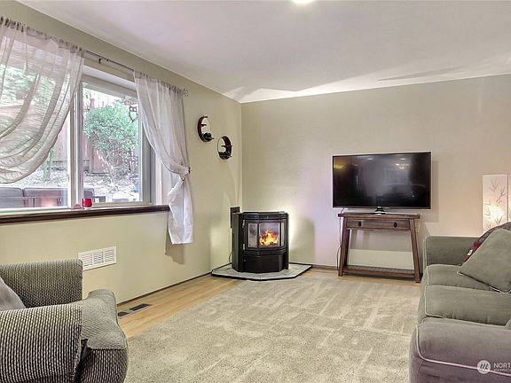 5th image of 3418 St Andrews Court NE