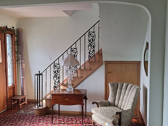 Front Entrance & Stairway