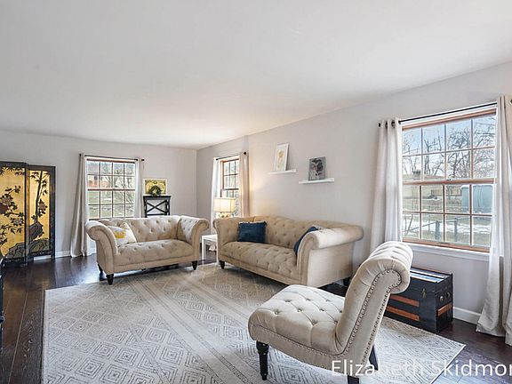 3rd image of 910 Parkway Dr NE