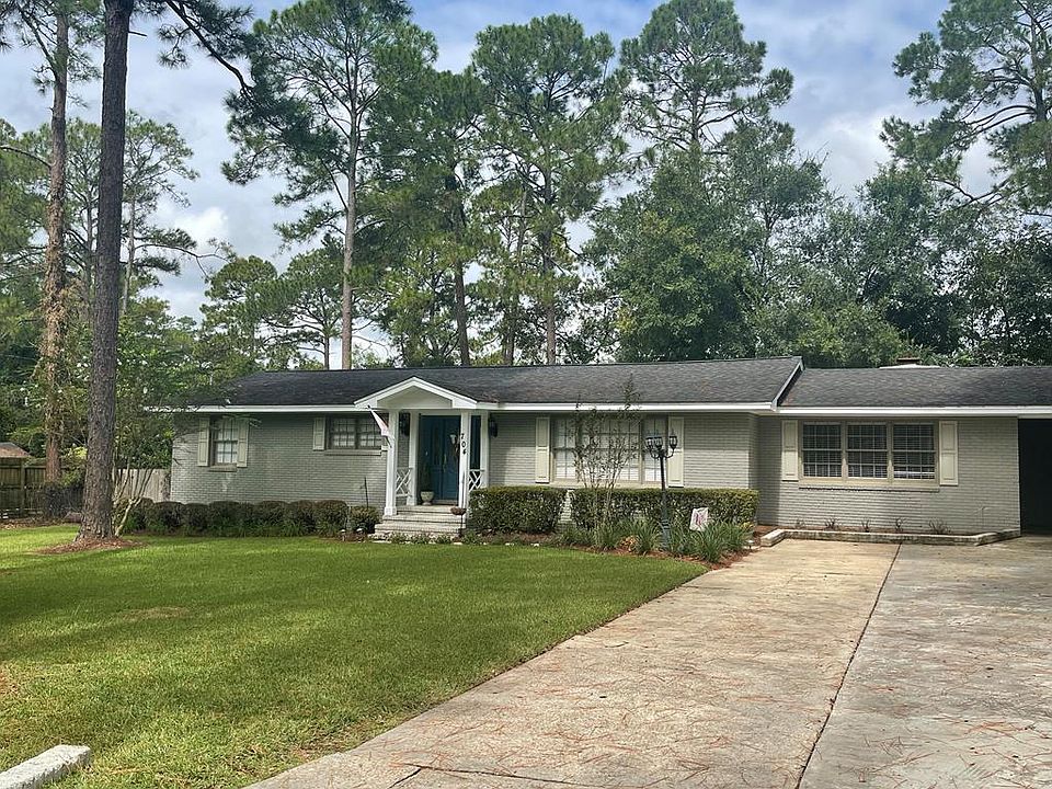 1st image of 704 Pineridge Dr