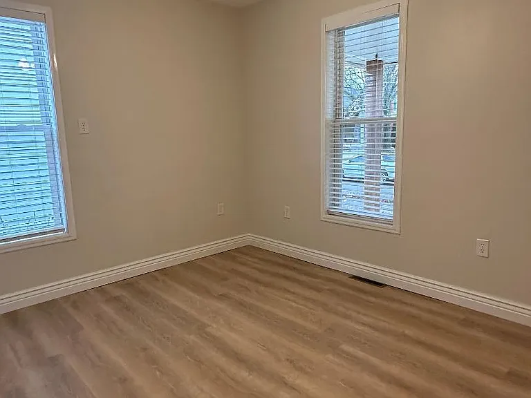 126 E North St — Photo 11