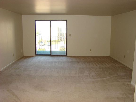 2nd image of 1428 Bradley Dr #312